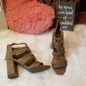 NWOT Guess chunky Heels 💟